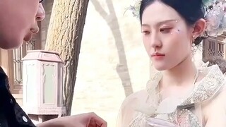 男子给漂亮小姐姐变魔术，婚宴上发现奇怪一幕，迎宾牌上新娘的脸全被遮起来了