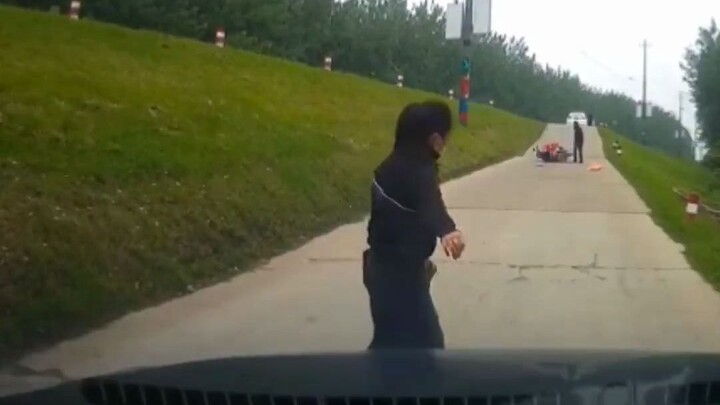 امرأة تركض لمنع سقوط خزان الوقود