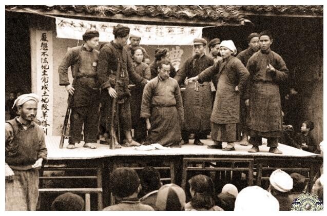 Ngomongin apa lagi? Yang paling gokil itu kita main Happy Fighting Landlords bareng-bareng!