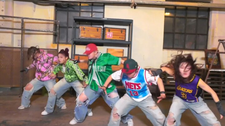 [ท่าเต้นดั้งเดิม] นี่คือเพลงที่ผู้คนเต้นเป็นแนวฮิปฮอปเมื่อกว่าทศวรรษที่แล้ว ทำไมเราจึงยังเต้นรำกับเพ
