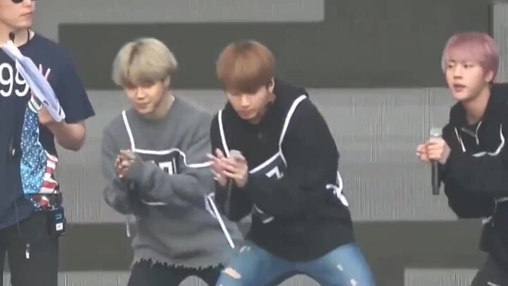 Saat BTS menari dengan lagu "sorry_sorry", Park Jimin hampir berhenti memancarkan pesonanya