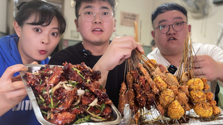 东北vlog：千万别洗完澡去吃烧烤！热乎烧饼夹10根肉串，我怕你馋得受不了……