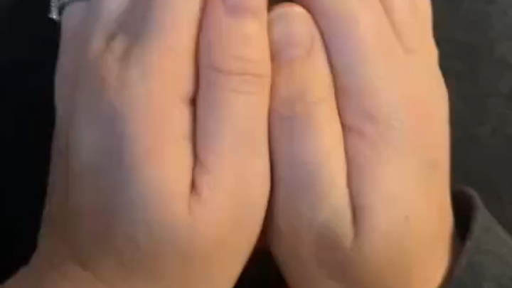 主人记录小狗宝宝刚出生睡眼惺忪的状态，可爱极了