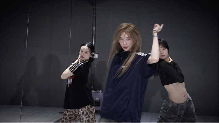 My Youth "Never Surrender" Zheng Danni cover practice room full version broadcast