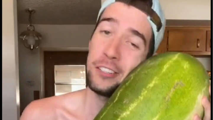 เด็กชายผู้ชอบกินผลไม้