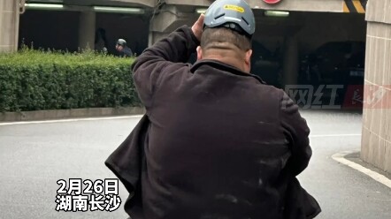 On February 26, in Changsha, Hunan, a netizen filmed a man who couldn’t fit his head into a shared b