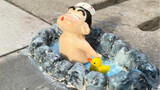 Tôi gặp Crayon Shin-chan đang tắm ở ven đường