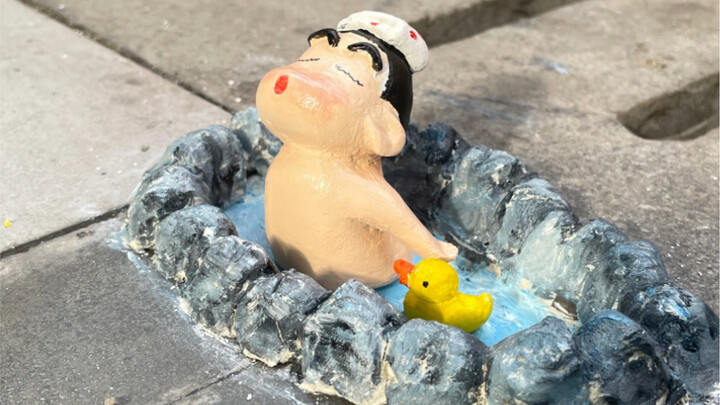 I met Crayon Shin-chan taking a shower on the roadside