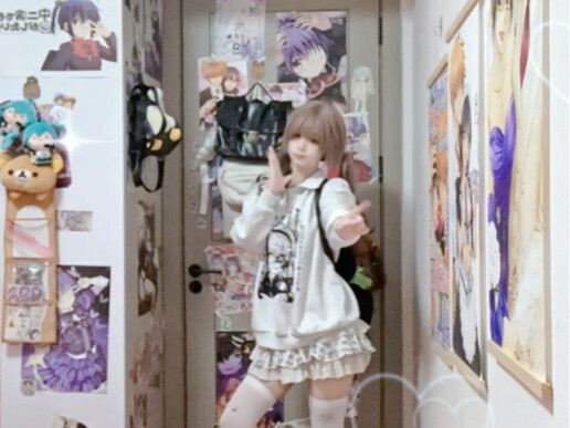 ^ ╸▵╺ ^ ੭ Follow the praise