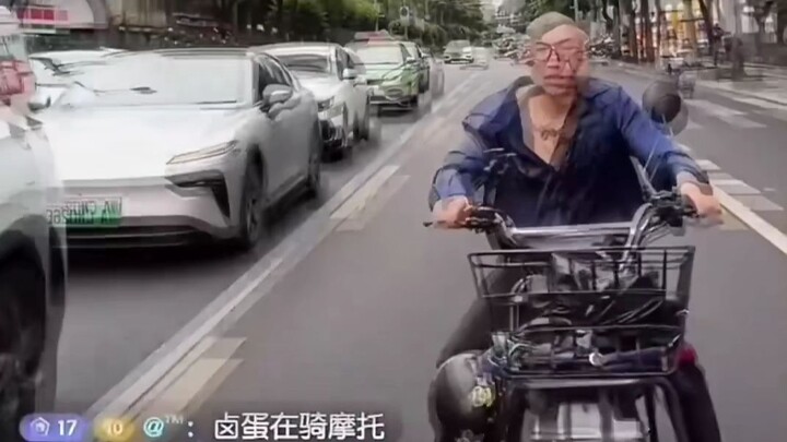 Không nhịn nổi nữa rồi, thằng đầu trọc để điện thoại lên xe người ta rồi livestream, vừa quay đi một