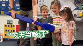 给孩子们讲解牙线的用处，生动又形象~