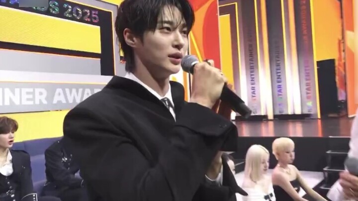 Byun Woo Seok! Kamu baik sekali menarik kursi untuk kami! RIIZE disebut-sebut di upacara penghargaan