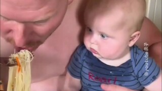 “哈喇子不争气地从嘴角流了出来”