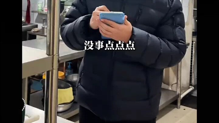 ขณะนั้นที่ครัวหลังฉาก……