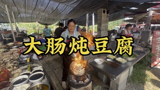 Shandong Grand Fair: savoring big intestine heads priced at 50 yuan per jin, enjoying a scrumptious 