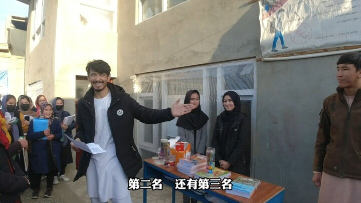 The day has finally come—students tearfully bid farewell to their Chinese teacher! My brother promis