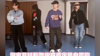 الفرقة أصبحت مجنونة، وأكثر ما لفت الانتباه هو النعال التي يرتدونها.