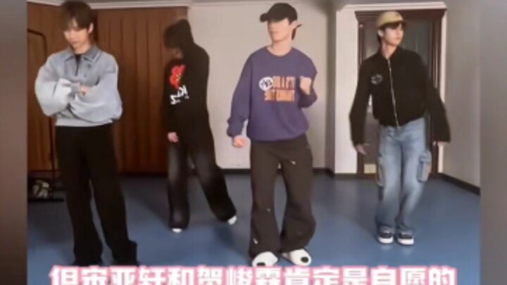 الفرقة أصبحت مجنونة، وأكثر ما لفت الانتباه هو النعال التي يرتدونها.