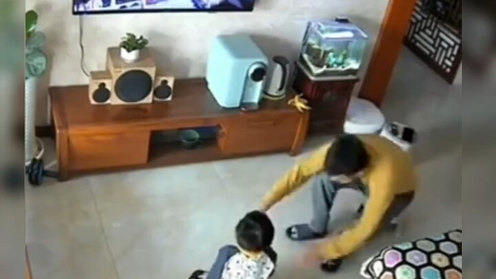 Đứa trẻ: Cha ơi, trung hiếu khó vẹn toàn, cha tránh ra đi!