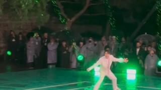 王一博和小德打网球“打”得好开心哈哈哈，没办法，雨太大了