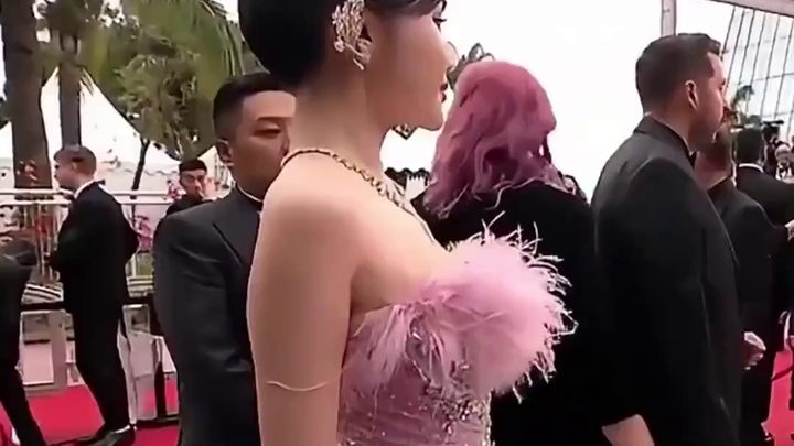 سجادة كان الحمراء: ببساطة ادفع واحجز مكانك، خدمة شاملة بـ 1.5 مليون يوان!