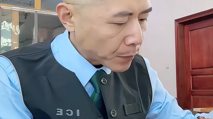 دا بينغ أكل النودلز وعثر على شعرة واحدة، فتوقفت لحظة المذاق اللذيذ فجأة.