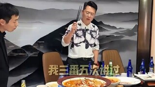 餐厅老板在客人走后检查包厢，服务员怕被骂，匆忙溜进包厢收拾