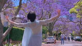 Outside the pavilion, the green grass stretches to the sky, bidding farewell to the romantic dance o