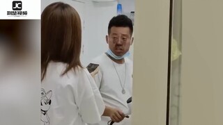 جمع المعلومات من خريجي الجامعات يتطلب شعرًا أسود، فبات المعلم توني مشغولاً لدرجة الجنون، وعندما التف