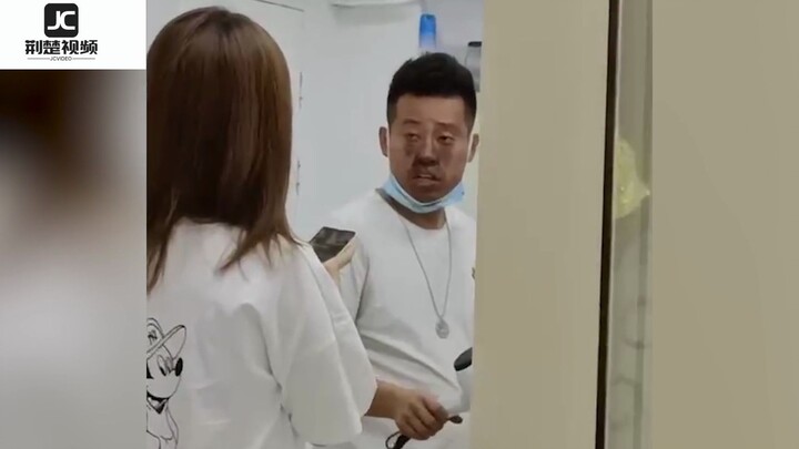 Việc thu thập thông tin của sinh viên tốt nghiệp đại học yêu cầu tóc đen, khiến thầy Tony bận rộn ph