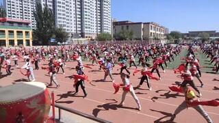 600 siswa belajar menari genderang pinggang Ansai bersama dengan Han Lei. Para siswa menari dengan s