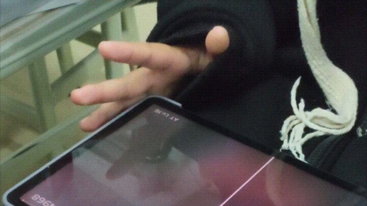 In “phigros,” my female classmate asked me to play rhythm games on my tablet, so...