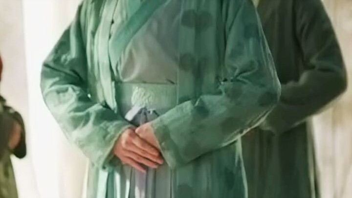 لا عجب أنها السيدة الأولى بجانب العجوز، هالتها قوية جدًا!