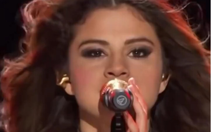 A top-tier celeb’s bestie and boyfriend are dancing in the crowd—this has to be the happiest moment 