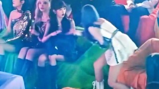 الفتيات هن الأجمل في العالم! فرقة STAYC تقدم بطانية لتشانغ يوان يينغ!