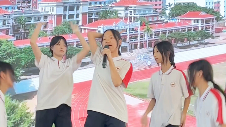 全开麦+唱跳+无耳麦+学校音响，小孩姐：汗流浃背了吧内娱！
