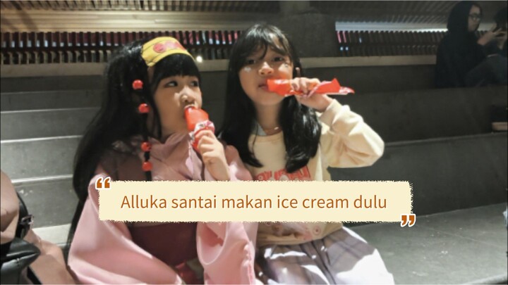 Alluka santai makan ice cream dulu
