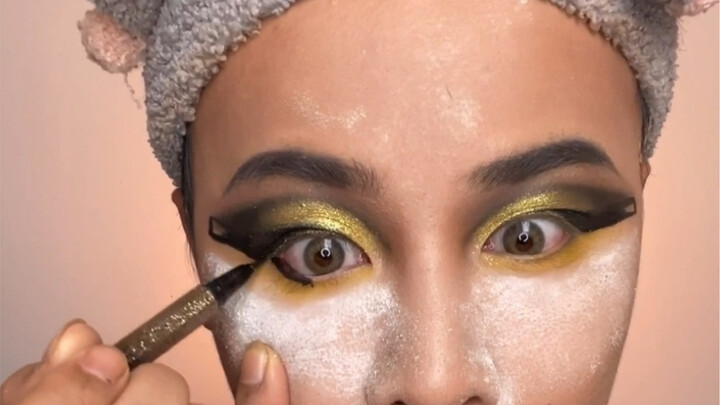 Anak rumahan di rumah meniru tata rias Ratu Mesir, benar-benar mirip banget!