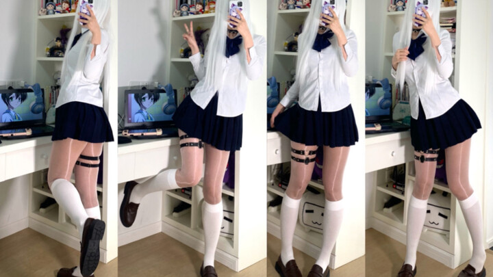 【1m70, 50kg, thân hình mập mạp múp míp】 Sự kết hợp kỳ lạ giữa tất dài trắng muốt xếp nếp cùng bộ đồn