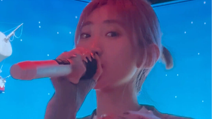 Kakak itu dewi Yunani kuno yang menguasai mikrofon… GILA BANGET!!