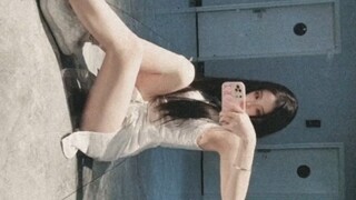 提问：这条攒了两年半的特效视频里藏了几张照片？分别在第几张？你喜欢吗？如果不喜欢，请你就视频里的照片写一篇800字的作文，体裁不限。