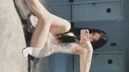 提问：这条攒了两年半的特效视频里藏了几张照片？分别在第几张？你喜欢吗？如果不喜欢，请你就视频里的照片写一篇800字的作文，体裁不限。