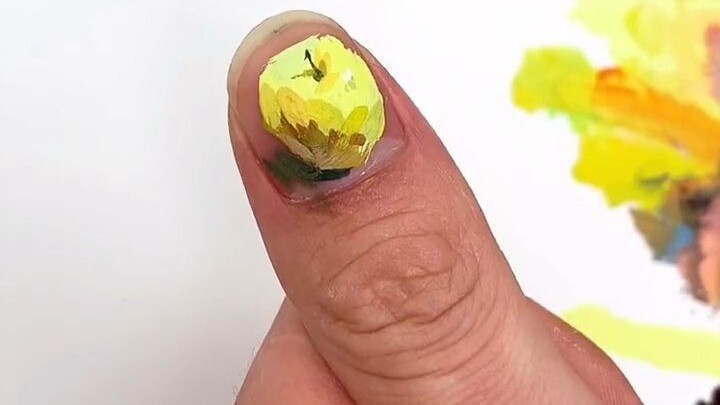 أظافر مزينة؟ أليست كل ما يحتاجه طالب الفنون مجرد يدين؟