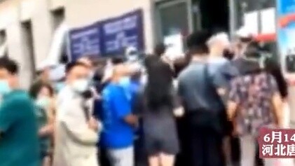 شرطة تانغشان مكتظة بالأشخاص! مئات الأشخاص توجهوا إلى مقر شرطة تانغشان لتقديم شكاوى، وانتظر السكان في