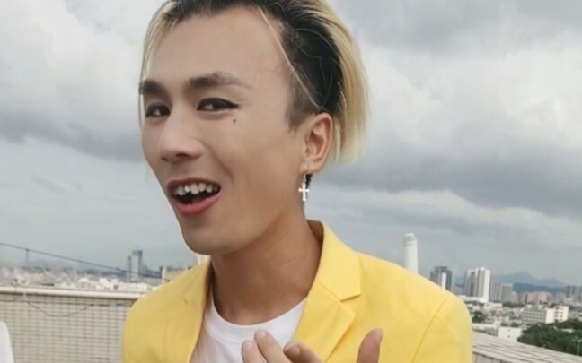 Aksi imitasi G-Dragon yang berbakat