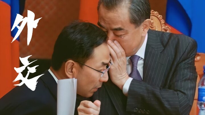 Selain para prajurit, orang yang paling dekat dengan suara senjata adalah para diplomat