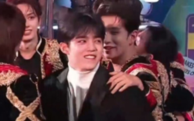 مAMA الليلة جعلت تشوي سونغتشول يعض أصابع قدميه من الحرج، وجعلت هونغ جيسو يتعرّق بغزارة.