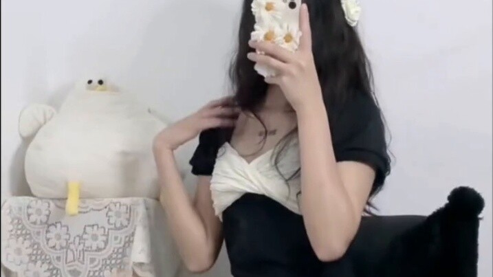 “Keterlaluan, kaus kakiku robek 😓”