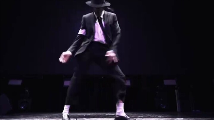 عرض محاكاة مايكل جاكسون "أنا أحبك بالتحديد" في ووهان