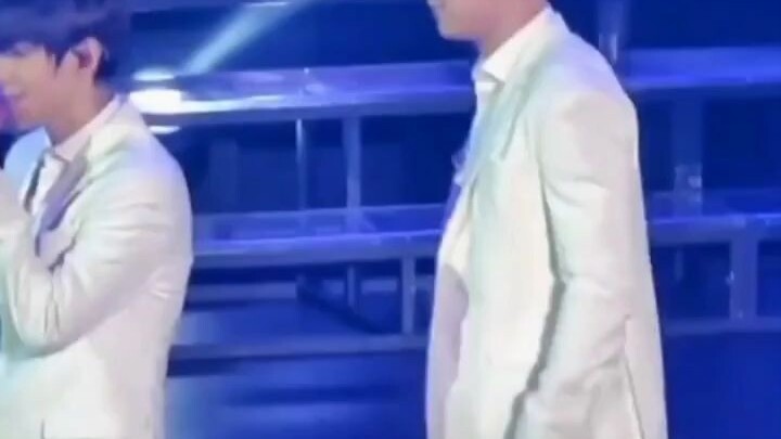 Chanyeol: Kalau aku bikin dia pingsan, aku bisa jadi vokalis utama! Baekhyun: Hehe, cuma gitu aja tr